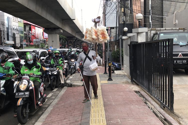 Ridwan (40), tunanetra penjual krupuk saat menabrak truk yang parkir hingga melewati jalur kuning khusus penyandang disabilitas di Jalan Panglima Polim, Pulo, Jakarta Selatan pada Jumat (26/2/2021) sore.