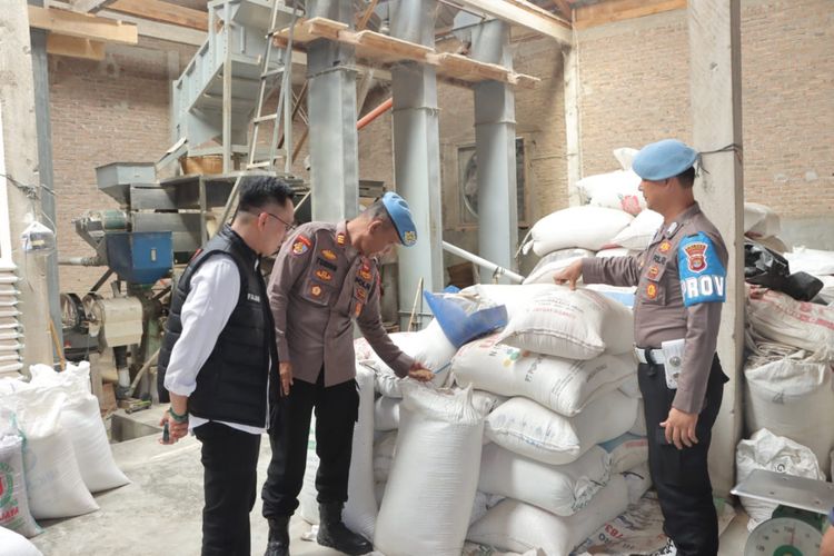 Sidak penggilingan padi yang dilakukan Polres Pringsewu untuk antisipasi peredaran beras oplosan, Rabu (20/8/2025).