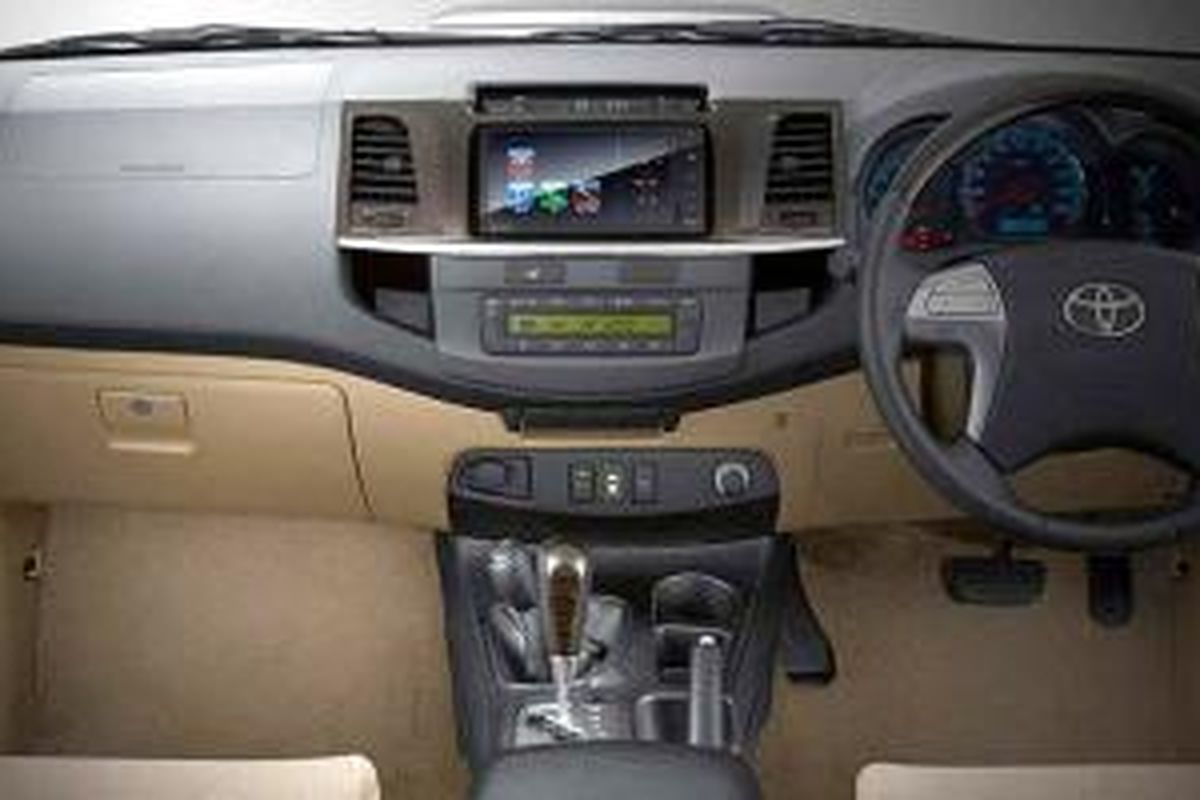 Interior Toyota Fortuner, dashboard elegan dan memberikan kemudahan untuk pengemudi.