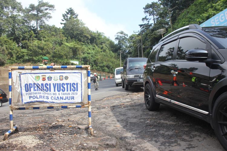 Sejumlah kendaraan digiring masuk ke rest area Seger Alam Puncak, Cianjur, Jawa Barat, Kamis (29/4/2021). untuk menjalani pemeriksaan terkait penyekatan di wilayah perbatasan jelang lebaran tahun ini.