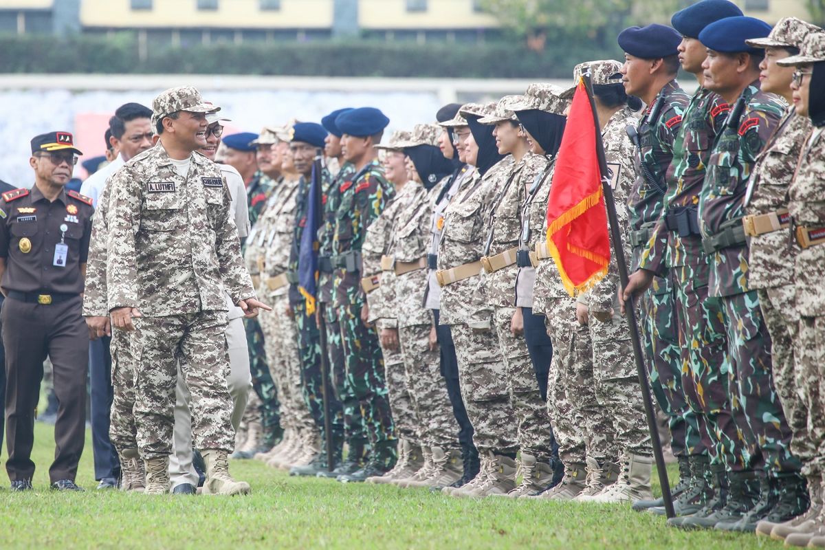 Gubernur Jawa Tengah (Jateng) Ahmad Luthfi dalam kegiatan ?Manunggal Leadership Retret: Ngopeni Nglakoni Jawa Tengah? di Lapangan Badan Pengembangan Sumber Daya Manusia Daerah(BPSDMD) Provinsi Jateng, Selasa (10/6/2025).
