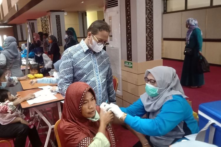 Seorang ibu hamil disuntik vaksin disaksikan Ketua POGI Sumbar Dovy Djanas, Sabtu (4/12/2021) di Padang