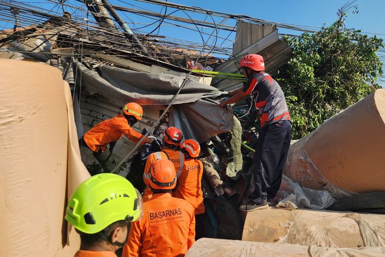 Proses Dramatis Evakuasi Sopir Terjepit Bangunan dalam Kecelakaan Beruntun Gempol Pasuruan