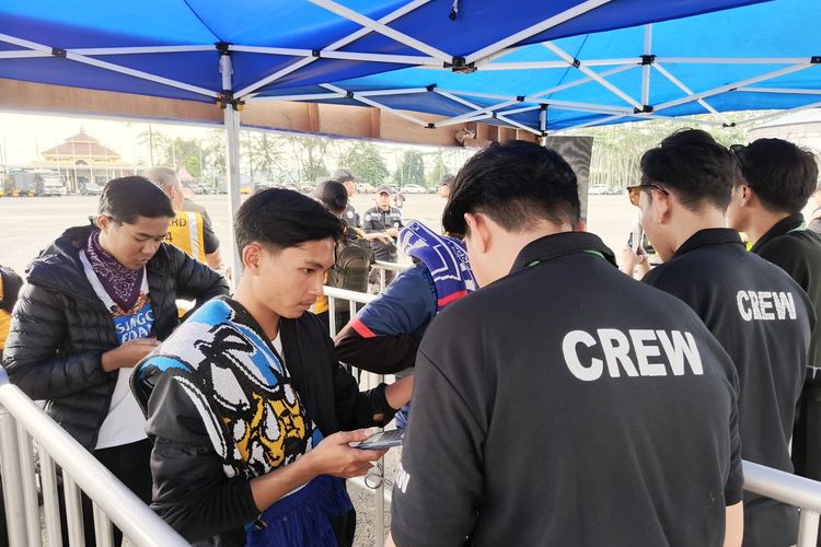 Petugas tiket melayani Aremania saat simulasi penyeleggaraan pertandingan laga Charity Match Ngalup Penuh Cinta antara Arema FC melawan Arema Allstar yang berakhir dengan skor 7-0 di Stadion Kanjuruhan Kabupaten Malang, Kamis (8/5/2025) sore.
