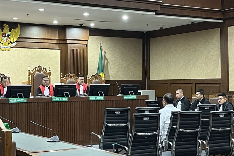 Mantan Kepala Bagian Umum Direktorat Jenderal Pajak (DJP) Kantor Wilayah (Kanwil) Jakarta Selatan Rafael Alun Trisambodo dalam sidang putusan sela di Pengadilan Tipikor Jakarta, Senin (18/9/2023).