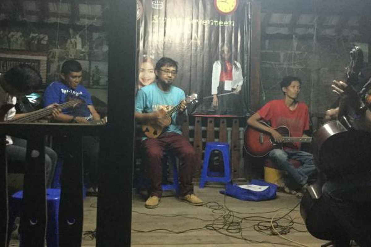 Orkes Poesaka Kerontjong Toegoe saat ditemui sedang latihan band.