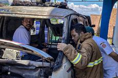 Ambulans di Halaman Kantor Desa Cihanjuang Tiba-tiba Hancur Terbakar