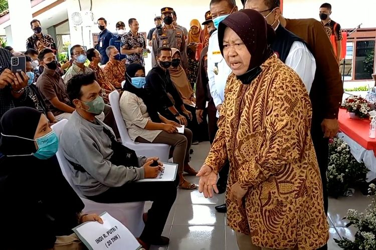 Menteri Sosial Tri Rismaharini memberikan santuan kepada keluarga korban tragedi Kanjuruhan, di Kantor Kecamatan Ngantru Tulungagung Jawa Timur, Sabtu (08/10/2022).