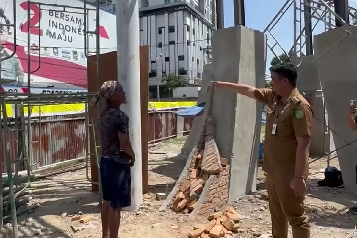 Walikota Medan, Bobby Nasution saat meninjau proyek pembangunan Tugu di persimpangan antara Jalan Balai Kota dan Putri Hijau, Kota Medan, Senin (22/7/2024)