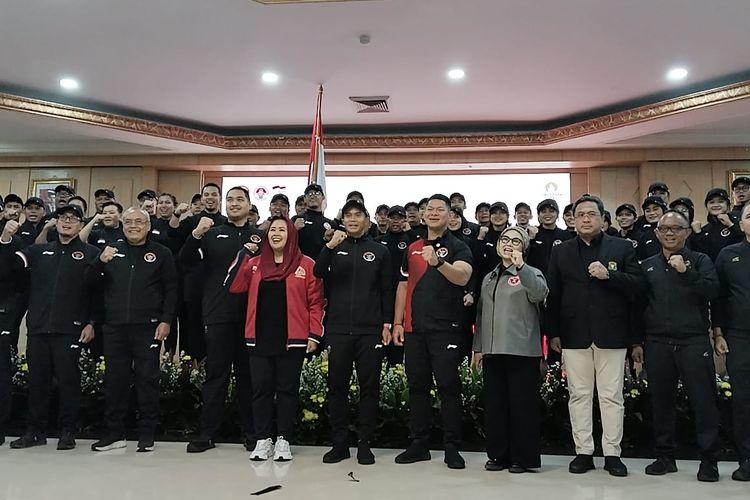 Kontingen Indonesia Olimpiade Paris 2024 beserta Menpora, Ketua Olimpiade Indonesia, dan ketua federasi cabor Olimpiade, hadir di Audiotorium Kemenpora, pada Rabu (10/7/2024).