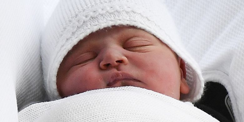Anak ketiga dari Duke of Cambridge Pangeran William dan Duchess of Cambridge Kate Middleton, saat diperlihatkan pada media di luar Rumah Sakit St Mary, London, Senin (23/4/2018) waktu setempat. Anak ketiga tersebut merupakan pemegang kelima tahta Kerajaan Inggris setelah Pangeran Charles, William, George dan Putri Charlotte.