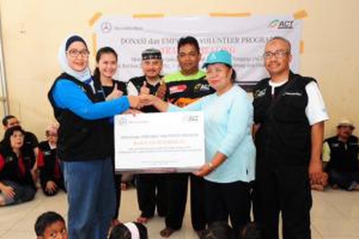 Mercedes-Benz Indonesia yang tergabung dalam Starlight Crew bersama Perwakilan ACT memberikan bantuan kepada sekolah Perguruan Rakyat 2 secara simbolis di Posko ACT