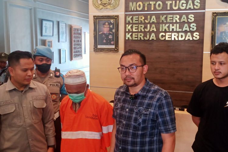Kasat Reskrim Polresta Malang Kota, AKP Bayu Febrianto Prayoga (menggunakan kacamata) dan tersangka pada Selasa (20/12/2022) di Mapolresta Malang Kota. 