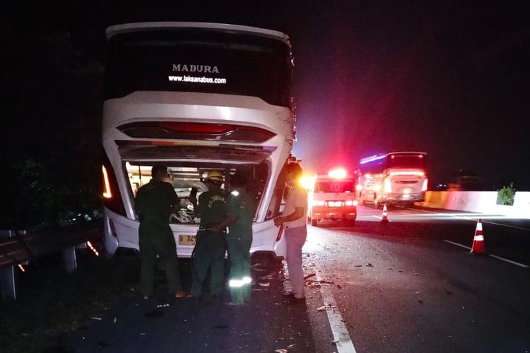 Dua orang penumpang Bus Sinar Jaya bernomor polisi B 7452 TGD tewas tersambar truk di Tol  Kanci - Pejagan KM 238+800A, Kabupaten Brebes, Jawa Tengah, Kamis (21/3/2024). (Dok. Satlantas Polres Brebes)