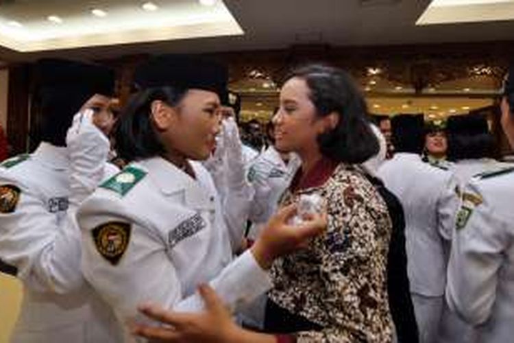 Anggota Paskibraka asal Depok, Gloria Natapradja Hamel (baju batik) menyambut anggota Paskibraka Tim Arjuna yang selesai bertugas mengibarkan bendera, di Wisma Negara, Kompleks Istana Kepresidenan, Jakarta Pusat,  Rabu (17/8/2016). Walaupun tidak turut bertugas mengibarkan bendera karena tersandung masalah status kewarganegaraan ia diperbolehkan menyaksikan dan menunggu rekan-rekannya selesai bertugas. 