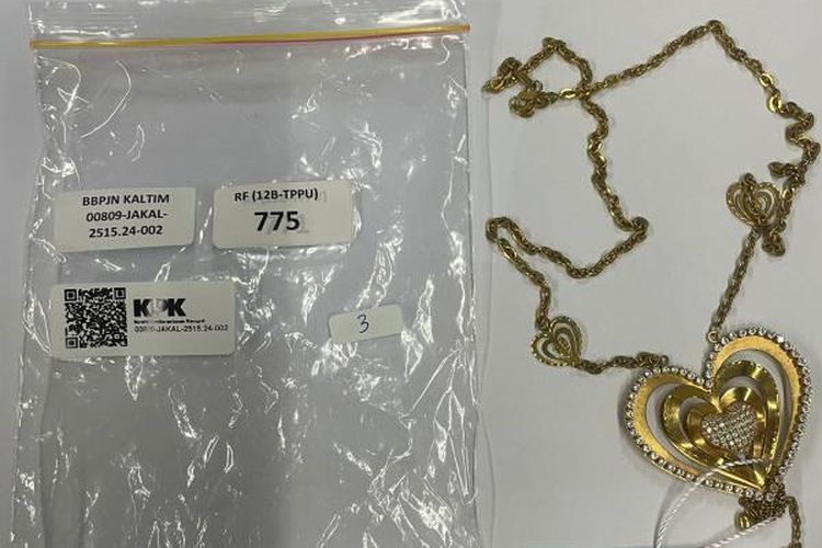 Beberapa perhiasan yang masuk dalam lelang barang sitaan KPK 2025, termasuk cincin dan gelang naga emas.