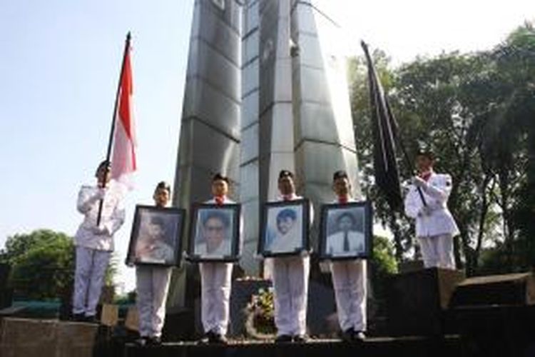 Civitas Akademika Universitas Trisakti memperingati 17 tahun tragedi 12 Mei 1998 di Universitas Trisakti, Grogol, Jakarta Barat, Selasa (12/5/2015). Kegiatan tersebut untuk mengenang kembali empat mahasiswa Trisakti yang meninggal saat melakukan aksi memperjuangkan reformasi pada Mei 1998.
