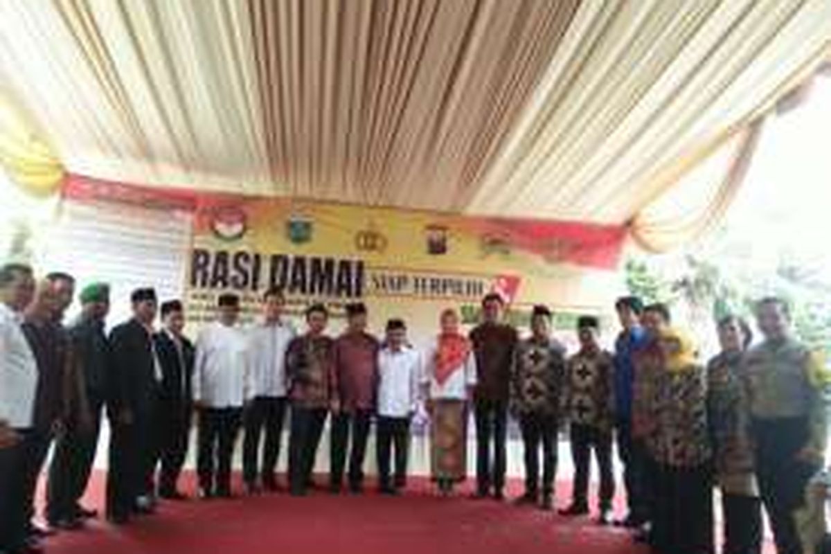 Seluruh pasangan calon Pilkada Kota Batu saat berfoto bersama Ketua DKPP, Jimly Asshiddiqie (tengah), Wali Kota Batu Eddy Rumpoko dan Kapolres Batu AKBP Leonardus Simarmata sesusai deklarasi damai di Mapolres Batu, Sabtu (29/10/2019)