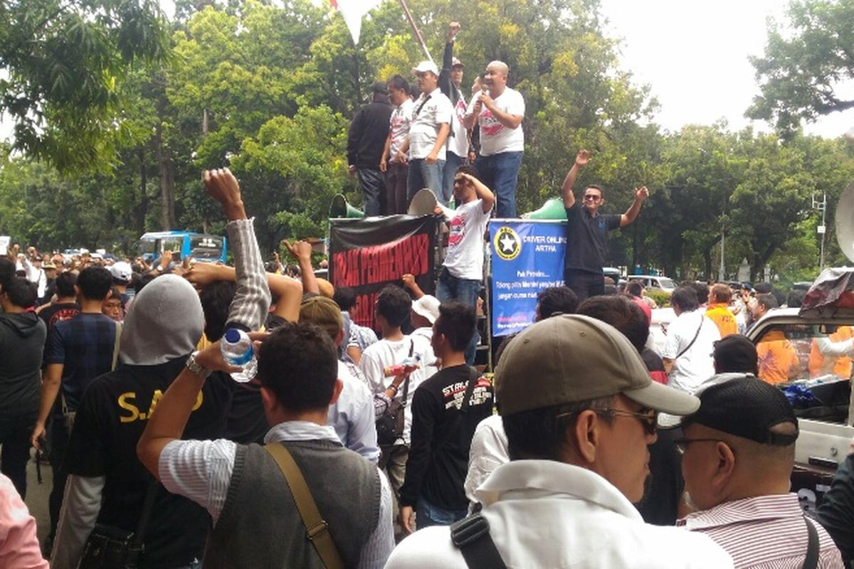 Pengemudi taksi online melakukan orasi di depan Gedung Kemenhub untuk menolak PM 108, Senin (29/1/2018).