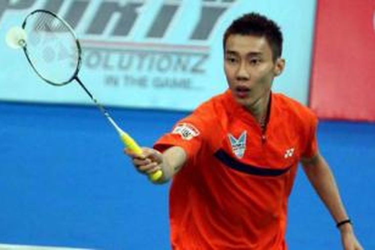 Pebulu tangkis Malaysia, Lee Chong Wei, mengembalikan shuttlecock pada Daren Liew (Malaysia), di Indian Badminton League (IBL), Selasa (20/8/2013).