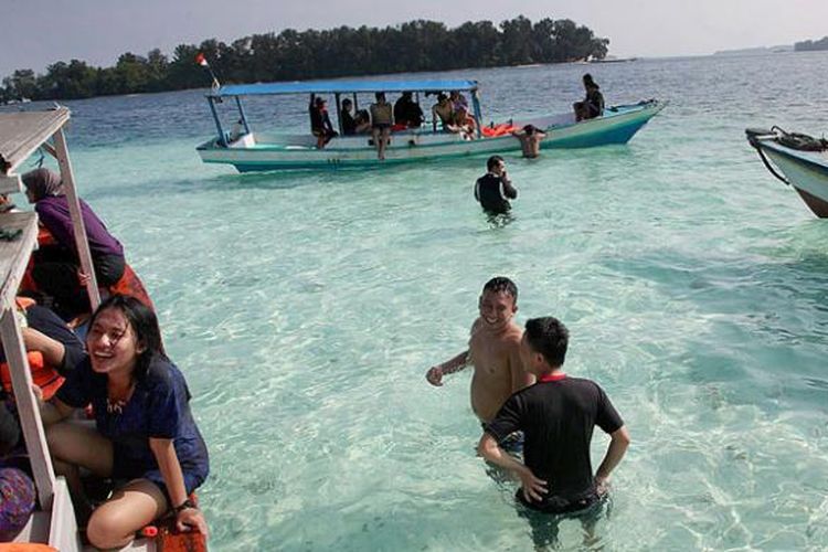 Para wisatawan antusias ber-snorkeling di Gusung Pulau Perak, Kelurahan Pulau Harapan, Kecamatan Kepulauan Seribu Utara, Kabupaten Kepulauan Seribu, Sabtu (24/1/2015). Snorkeling, susur pulau, dan menikmati keindahan matahari terbenam merupakan paket wisata yang dinikmati wisatawan yang berkunjung ke pulau ini.