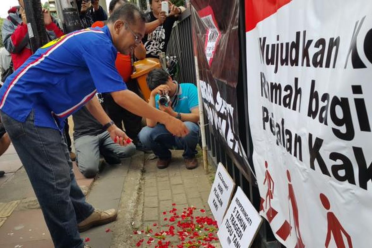 Koalisi Pejalan Kaki menggelar doa bersama dan aksi tabur bunga untuk memperingati lima tahun tragedi maut di halte Tugu Tani, Jakarta Pusat, Minggu (22/1/2017).