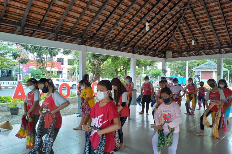 Anak-anak Sanggar Tari Sobokartti sedang latihan menari 