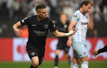 Penyerang Eintracht Frankfurt Rafael Santos Borre merayakan gol ke gawang West Ham United pada leg kedua semifinal Liga Europa 2021-2022 di Frankfurt, Jerman, Jumat (6/5/2022) dini hari WIB.