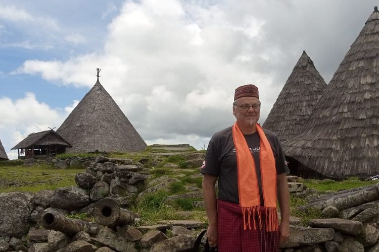 Foto : Haral, wisatawan asal Jerman berkunjung ke Kampung Adat Todo, Kabupaten Manggarai NTT beberapa waktu lalu.