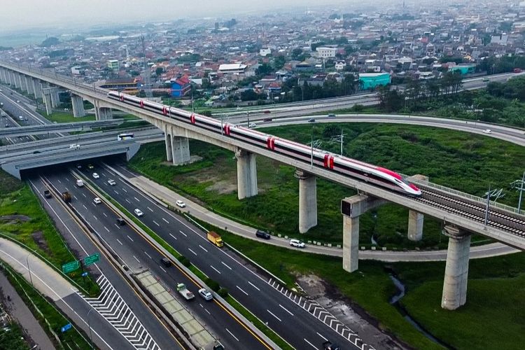 Whoosh - Penumpang Kereta Cepat Jakarta Bandung atau Whoosh naik 20 persen pada libur panjang Hari Raya Nyepi 2024