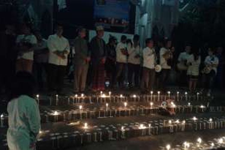 Puluhan warga Samarinda, Senin (14/11/2016) malam, berdoa bersama dan menyalakan seribun lilin untuk korban teror bom di Samarinda pada Minggu sehari sebelumnya.