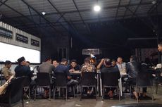 Truk Muatan Kardus Melintang di Tol Bekasi Arah Jakarta, Lalin Macet