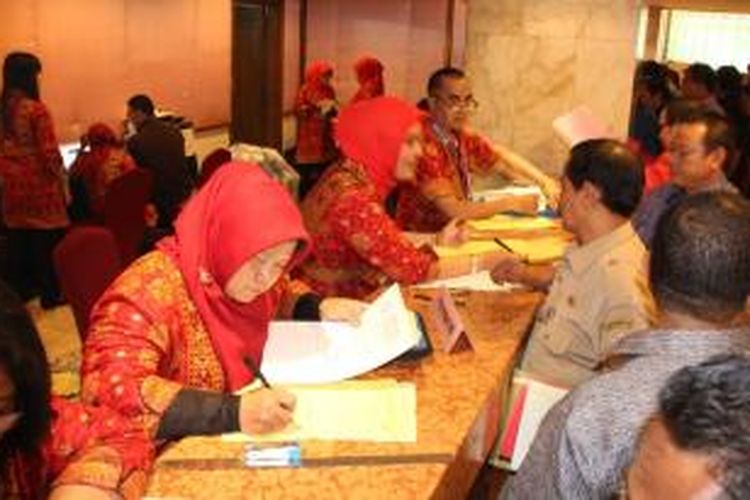 Peserta saat registrasi Rembuk Nasional Pendidikan dan Kebudayaan 2014 di Hotel Sahid, Jakarta, Rabu (5/3/2014).