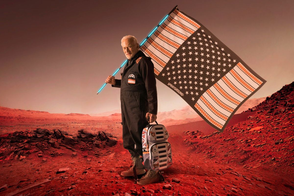 Astronot Buzz Aldrin dalam pakaian rancangannya