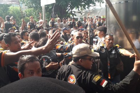 Massa Bakar-bakar di Depan Gedung KPK, Tuntutannya Tak Jelas hingga Bubar
