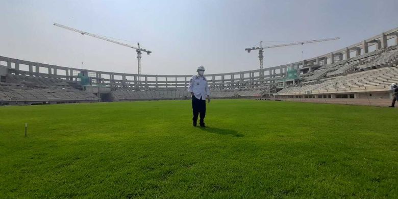 Gubernur Banten Wahidin Halim menjajal rumput Banten International Stadium (BIS)