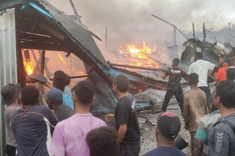 Kebakaran di Pasar Dolog Agats, Papua, Minggu (16/10/2022).