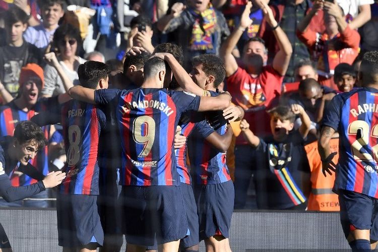 Para pemain Barcelona merayakan gol pembuka yang dicetak oleh bek Spanyol Marcos Alonso pada laga Liga Spanyol antara FC Barcelona vs Espanyol di Stadion Camp Nou di Barcelona pada 31 Desember 2022.