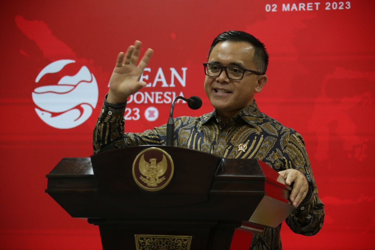 Menteri PANRB Abdullah Azwar Anas memberikan keterangan pers usai mengikuti Sidang Kabinet Paripurna, di Istana Negara, Jakarta, Kamis (2/3/2023).