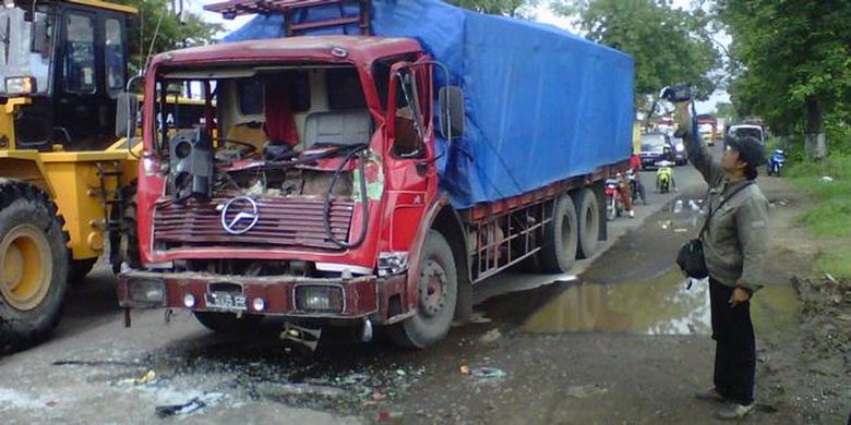 Truk yang dikemudikan Pendik (25), setelah terlibat kecelakaan di jalur Gringging, Kabupaten Kediri, Jawa Timur, Selasa (28/5/2013).