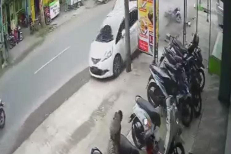Kecelakaan di Jember terekam CCTV dan videonya viral di media sosial 