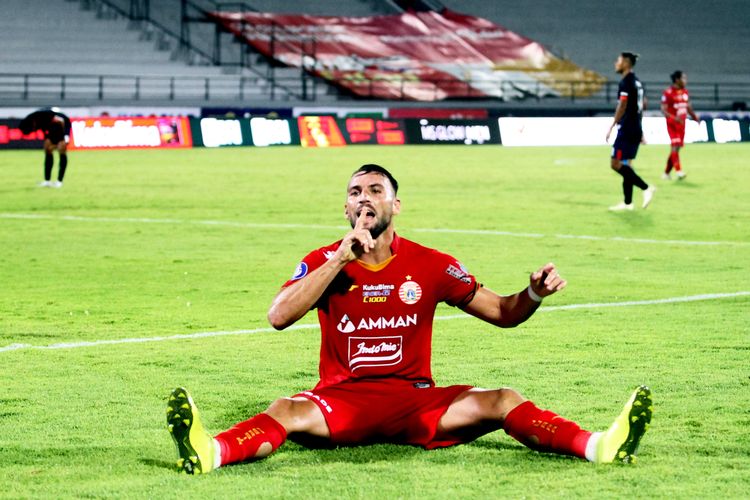 Pemain Persija Jakarta Marko Simic selebrasi seusai mencetak gol ke gawang Arema FC saat pertandingan pekan 23 Liga 1 2021-2022 yang berakhir dengan skor 1-1 di Stadion Kapten I Wayan Dipta Gianyar, Sabtu (5/2/2022) malam.