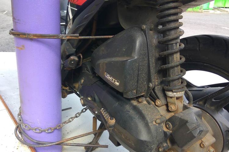 Sepeda motor diikat dan dilas ke sebuah tiang listri di Dusun Kertanegara, Desa Sindangsari, Kecamatan Kawali, Kabupaten Ciamis, Kamis (15/4/2021).
