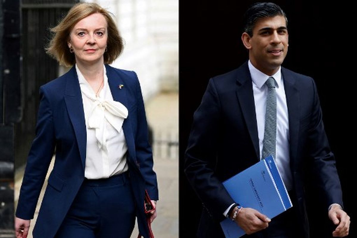 Kombinasi gambar yang dibuat pada 12 Juli 2022 ini menunjukkan Menteri Luar Negeri Inggris Liz Truss (kiri) tiba untuk menghadiri pertemuan Kabinet mingguan di 10 Downing Street, di London, pada 19 April 2022 dan Menteri Keuangan Inggris Rishi Sunak meninggalkan 11 Downing Street, di London, pada 23 Maret 2022.