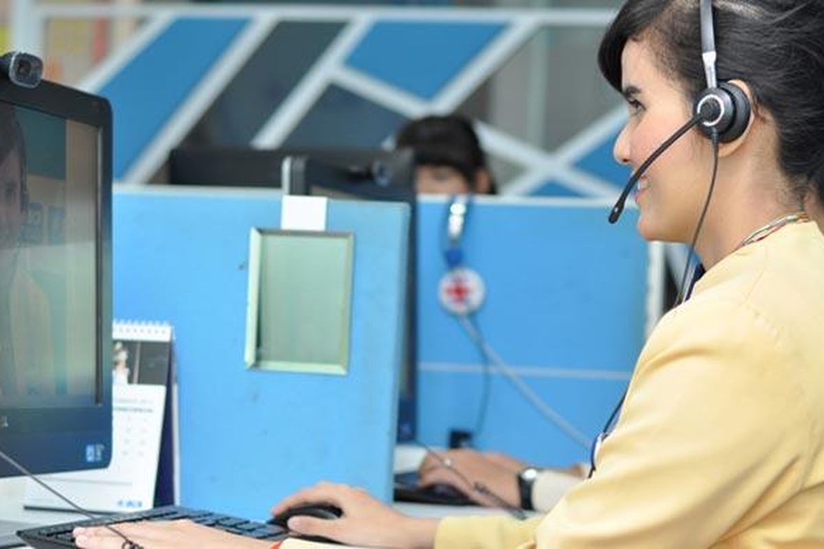 Agen contact center Halo BCA sedang melayani nasabah