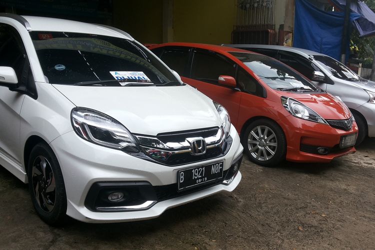 Deretan mobil bekas yang dijual di diler Sigit Mobilindo, Lenteng Agung, Jakarta Selatan, Selasa (13/2/2018).