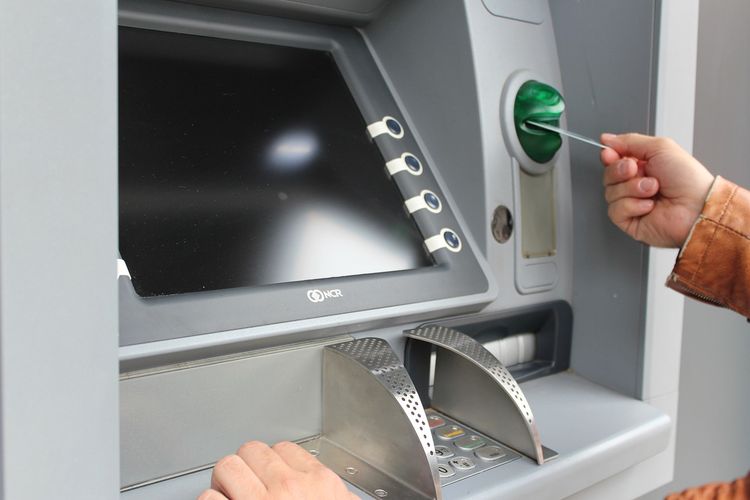 Cara mengambil uang di ATM luar negeri pakai kartu debit BCA dengan mudah