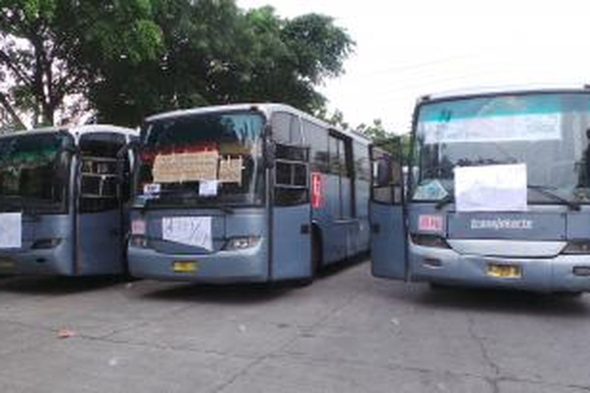 Bus transjakarta dari operator Jakarta Mega Trans (JMT) tak beroperasi setelah para pengemudinya mogok. Senin (1/6/2015).