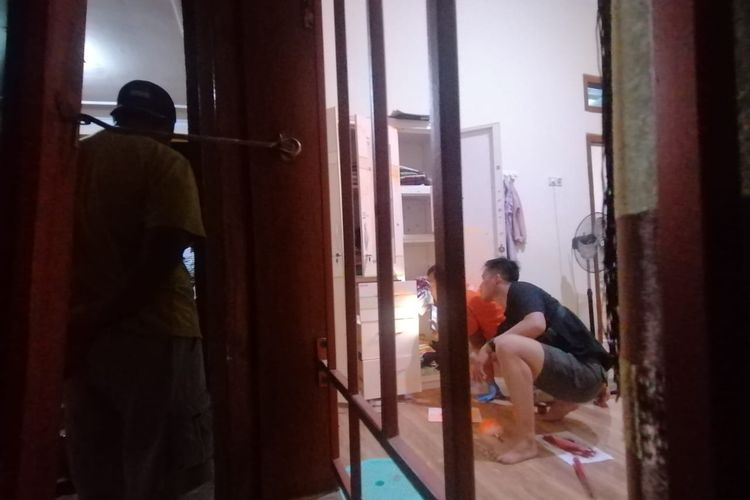 Lemari rumah Wakil Ketua DPRD Situbondo Jawa Timur Djaenur Ridho dibobol maling dan emas 10 gram dicuri pada Senin (16/10/2023)