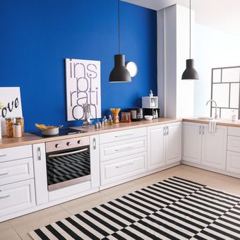 Ilustrasi dinding dapur warna biru. 